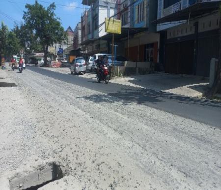 PUPR Pekanbaru terus genjot perbaikan Jalan Dharma Bakti (foto/Dini)
